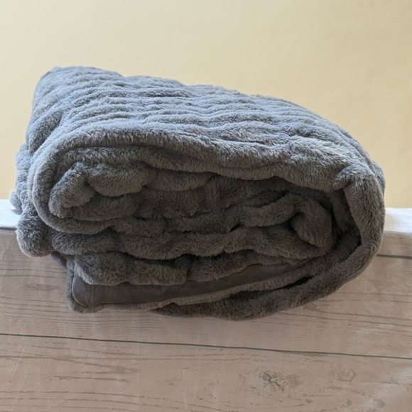 Luxurious Faux Fur Throw Blanket in Gray - Picture 7 of 10